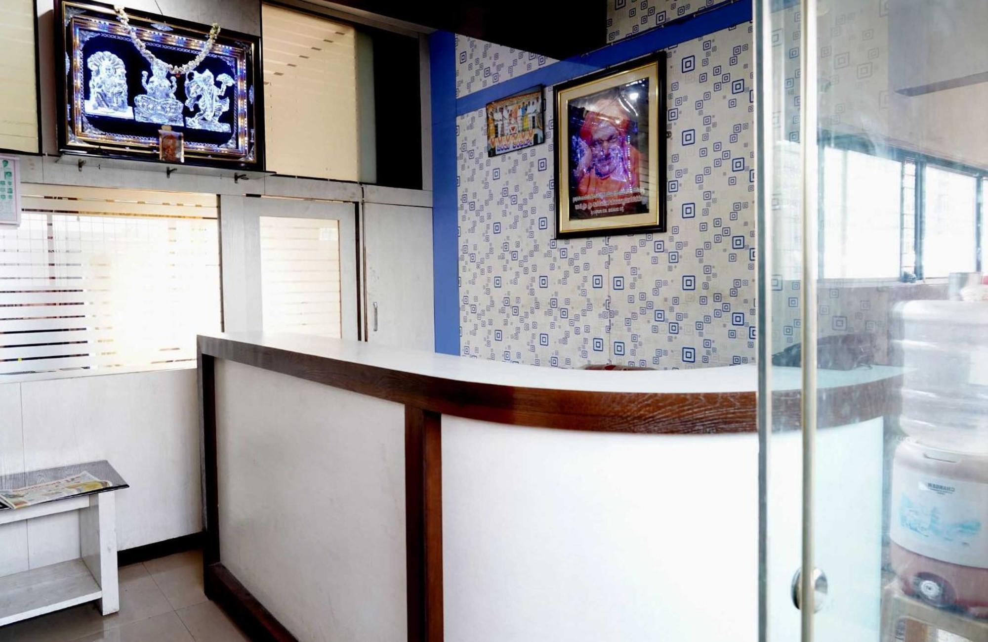 Oyo Chinthu Comforts Tumkur Buitenkant foto